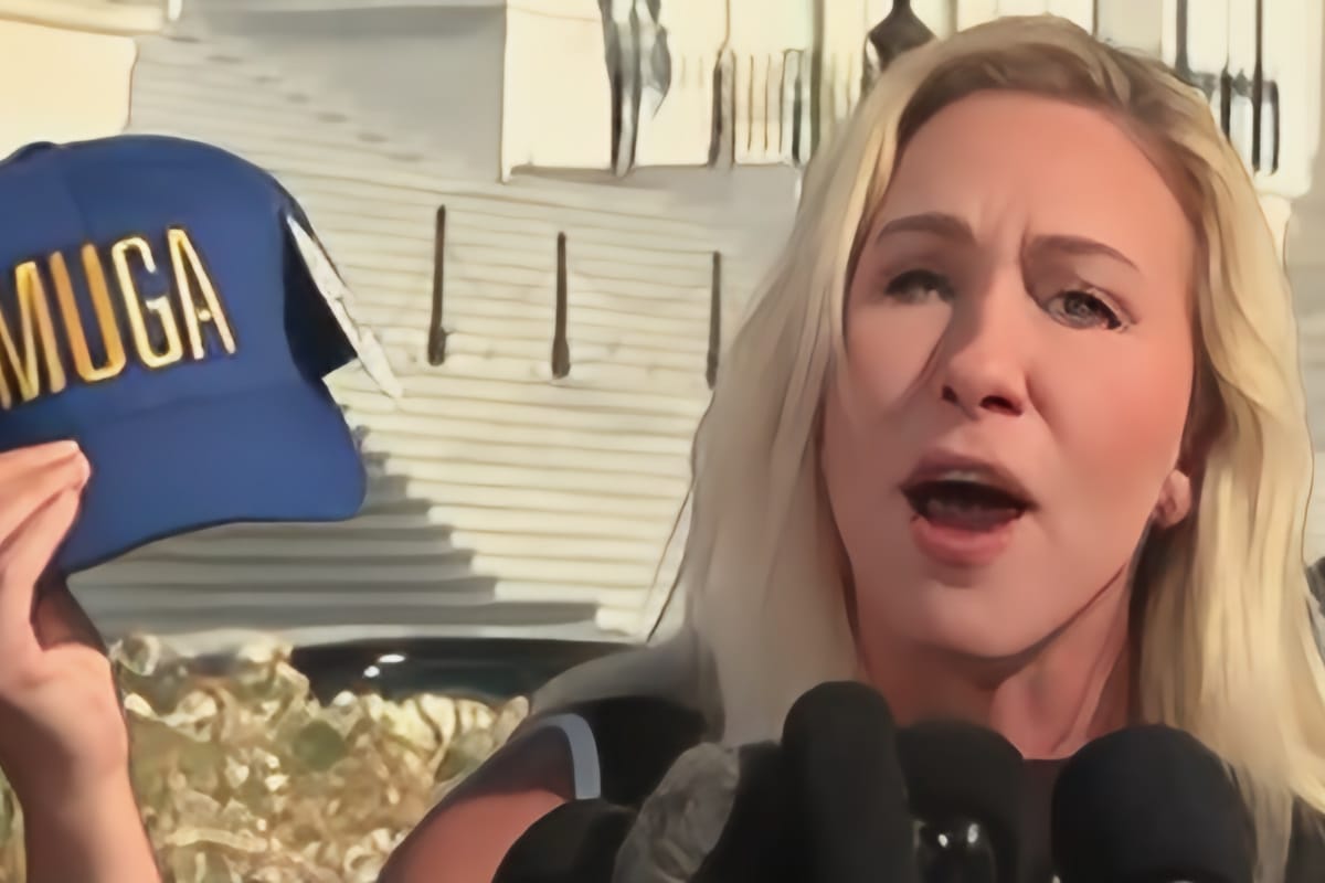 マージョリー・テイラー・グリーンは大統領に「SAY HER NAME！」バッチ、同胞には「MUGA」ハットを贈ります。